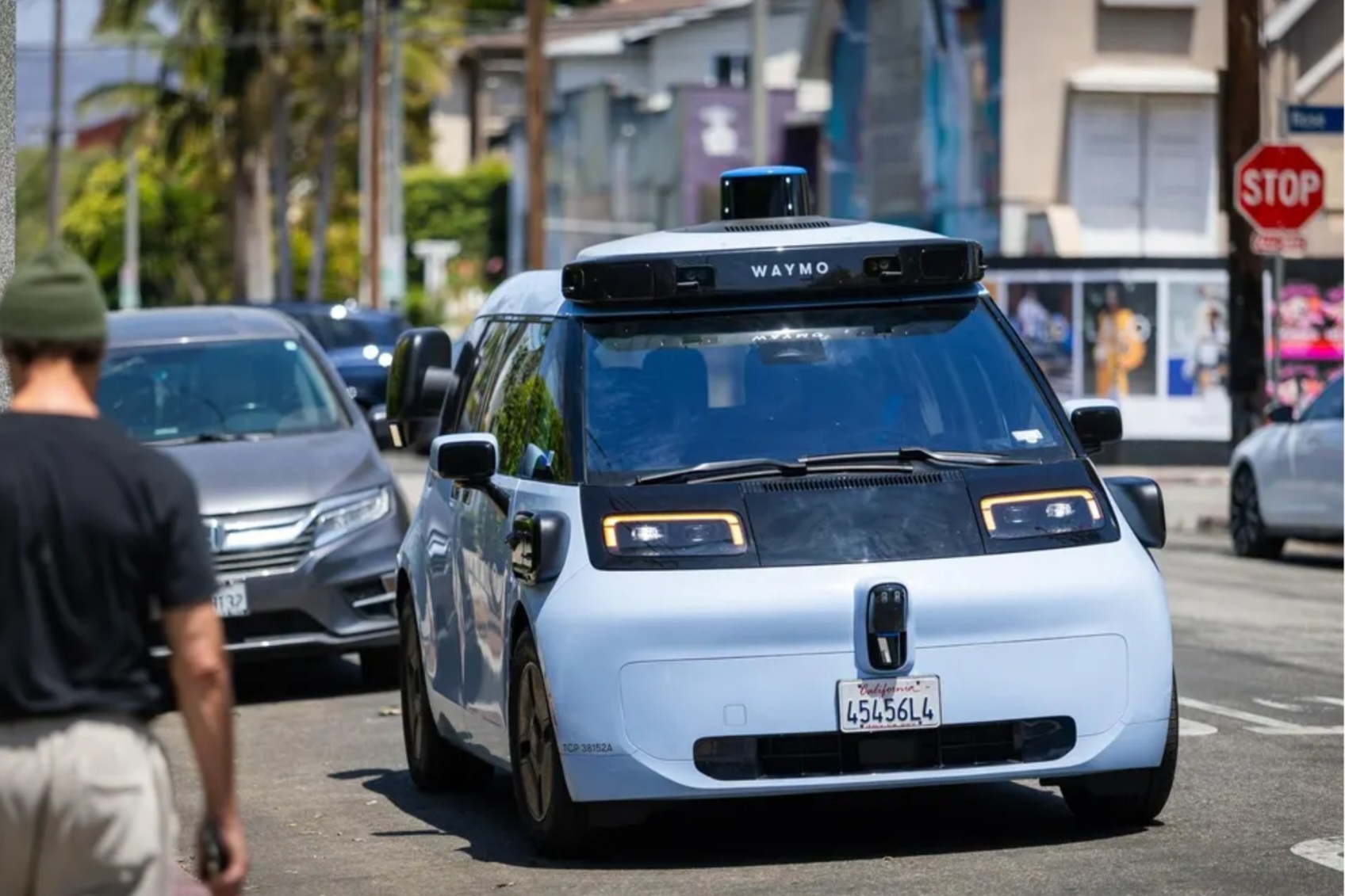 Американците не могат да купуват китайски електромобили, но Waymo внася хиляди от тях за роботакситата си