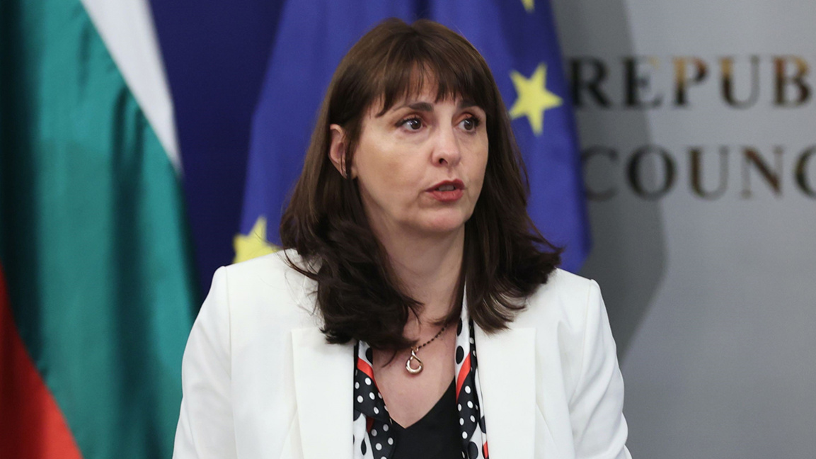 Министър Ефремова: не вижда проблеми в бюджетните текстове за минималната заплата и трудовия стаж въпреки конституционните жалби — снимка 3