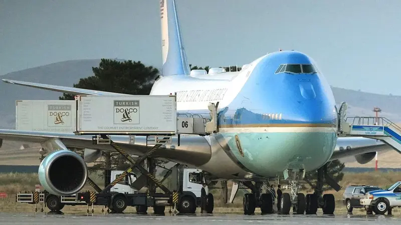 Скрит в кетъринг количка: как Тръмп избяга от Air Force One заради иранска заплаха — снимка 2